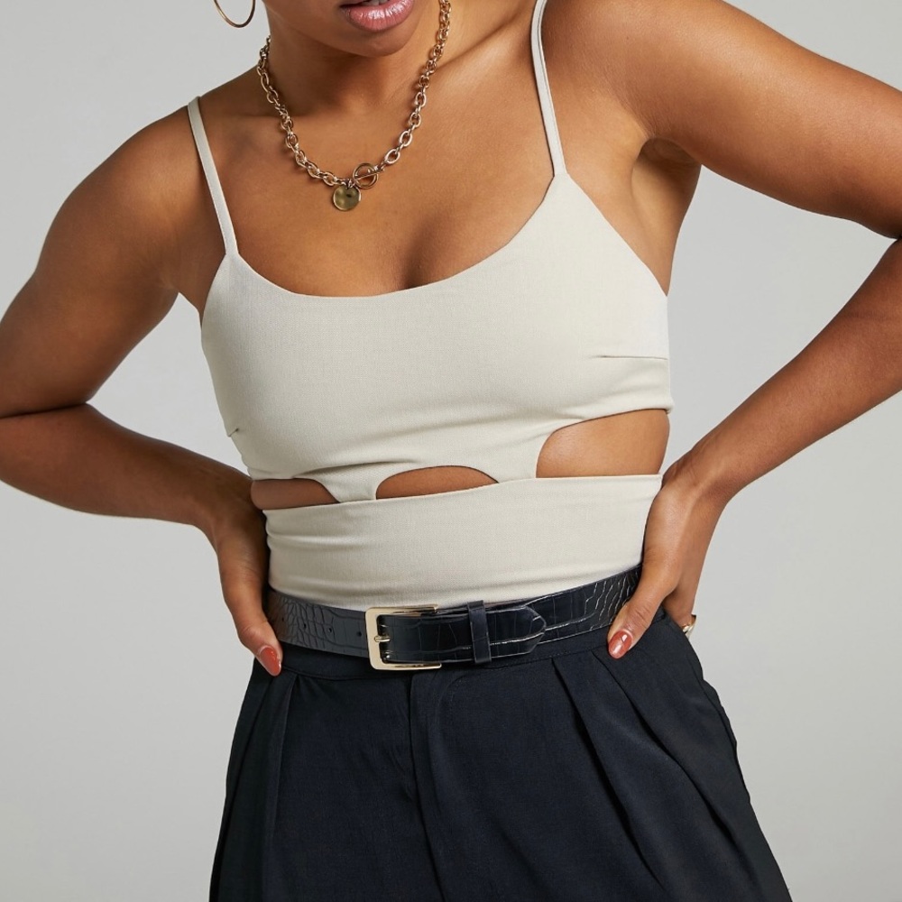 Showpo cut out crop top NWT!!!!